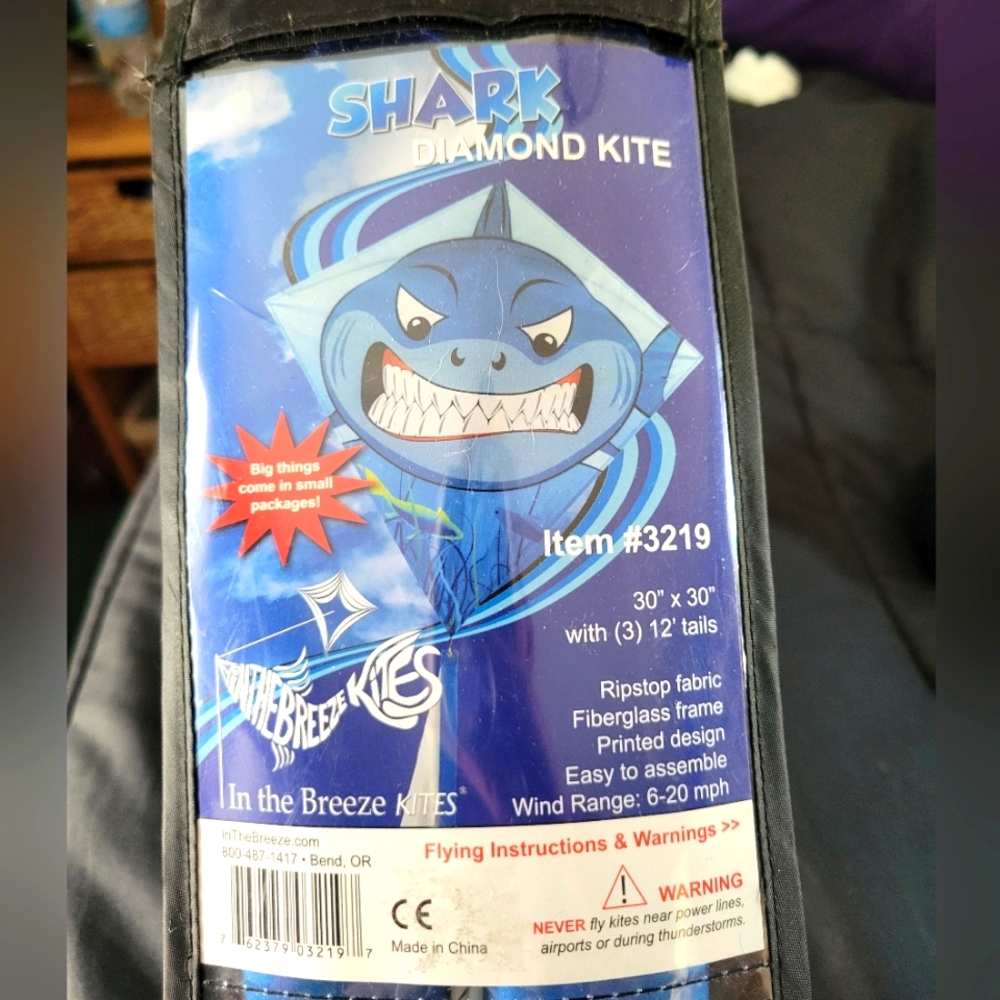 Diamond kite shark 30 ×30 3 12 in tails